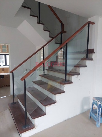 รับติดตั้งและออกแบบราวกระจก ราวบันได